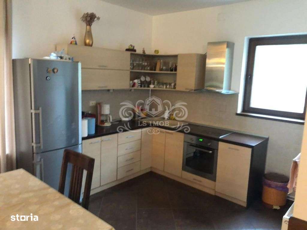 Vand vila deosebita cu 6 camere in Timisul de Sus - Imagine principală: 4/16