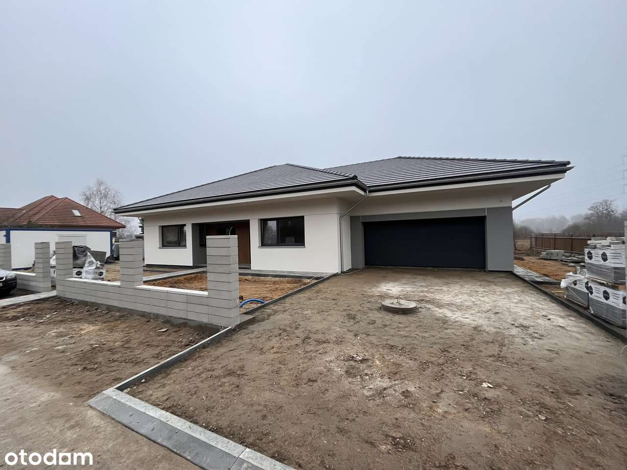 Nowoczesny dom parterowy z podwójnym garażem w zacisznej okolicy - Pełny obrazek: 2/16