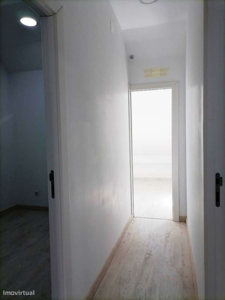 Moradia Remodelada em banda na Rua do Sítio ao Casalinho da Ajuda.-24