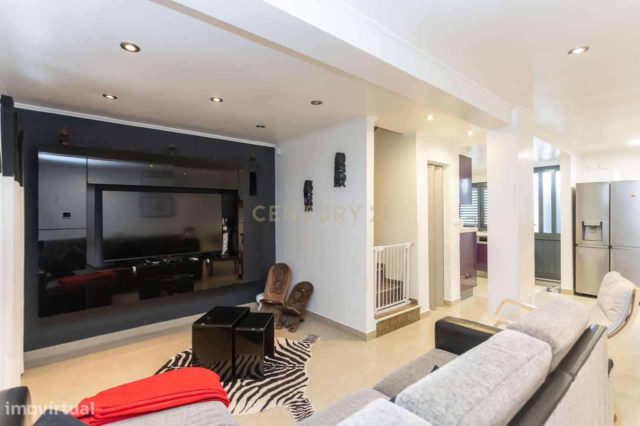 Moradia T3 com Barbecue e Aproveitamento em Almada - Grande imagem: 3/41