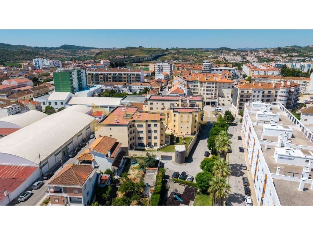 Exclusivo T3 em Condomínio Privado no Carregado com Terraço, Varand...-29