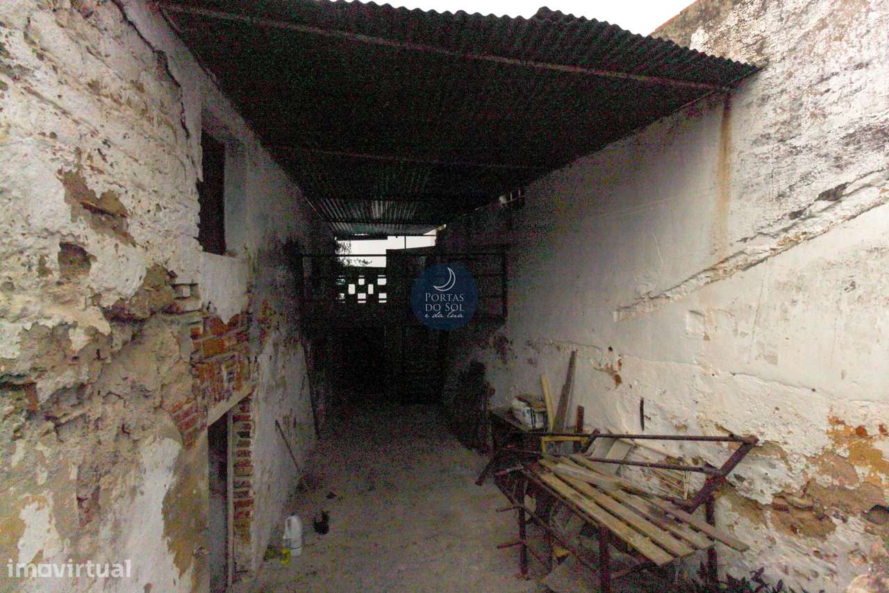 Moradia c/ Habitação, Comércio e Terraço na Aldeia-9