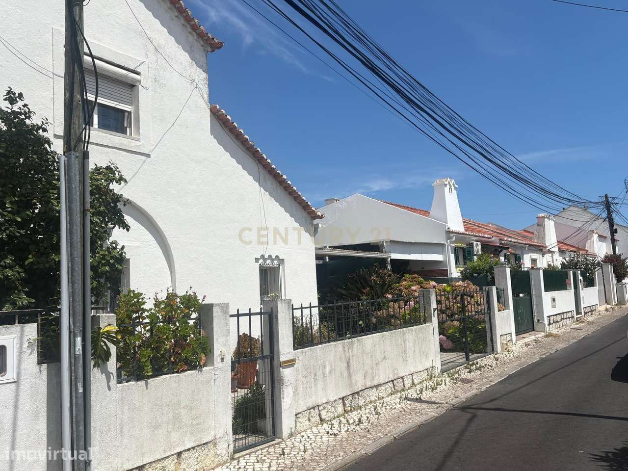 Moradia Geminada em Almada com Estacionamento e Luz Natural-5
