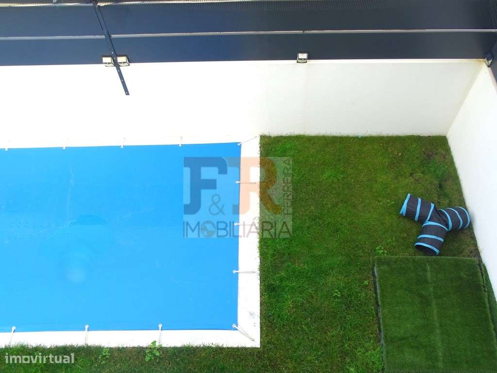 Semi-Nova Geminada Duplex T3 com Piscina Fernão Ferro-57