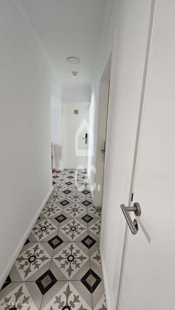 Alojamento com 10 quartos, pronto a rentabilizar, com obras recentes e-40