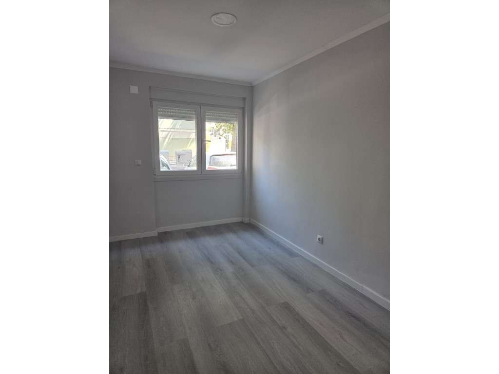 Apartamento T2 renovado em Benfica-11