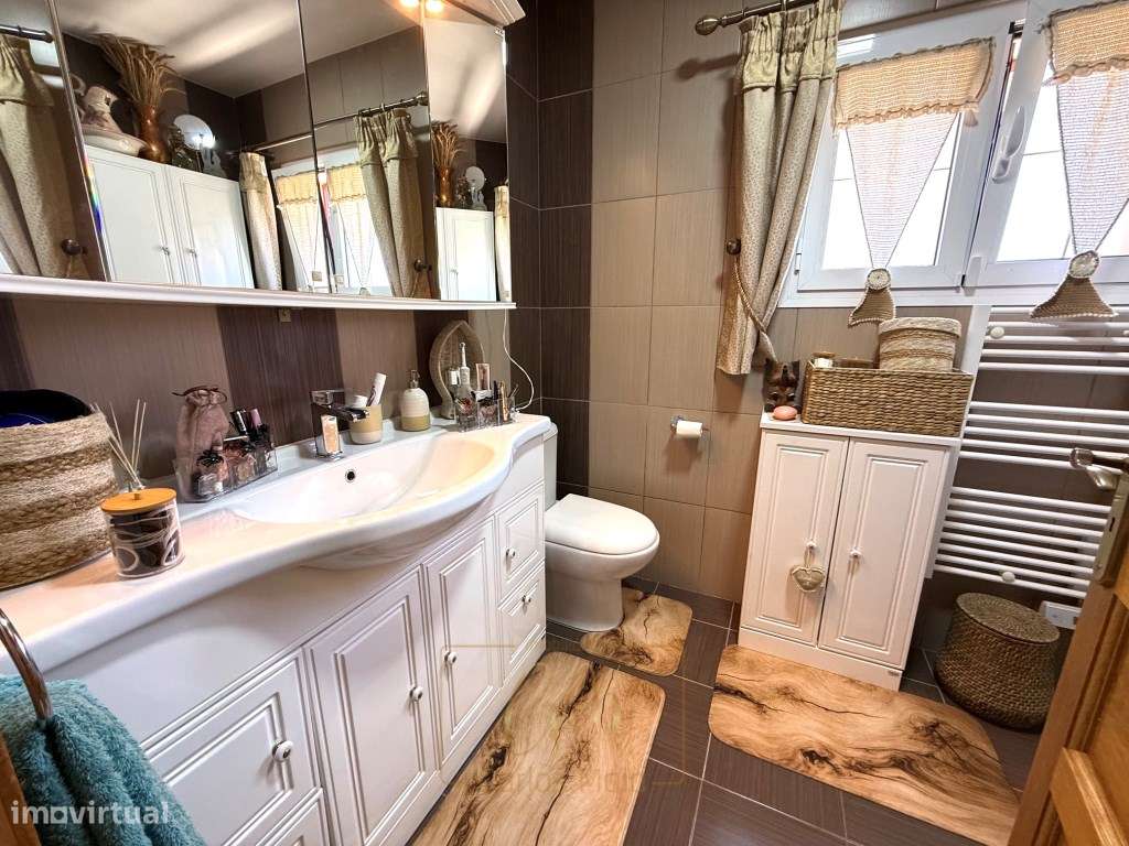 Moradia térrea e isolada, com piscina e inserida em 2 lotes na Póvo...-4