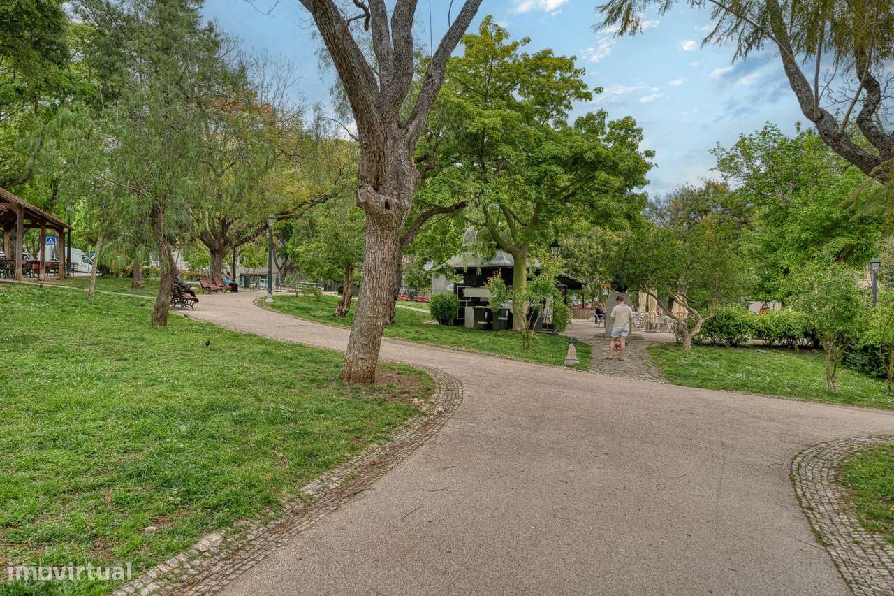 Apartamento T2 Renovado no Último Andar em Alcântara-22