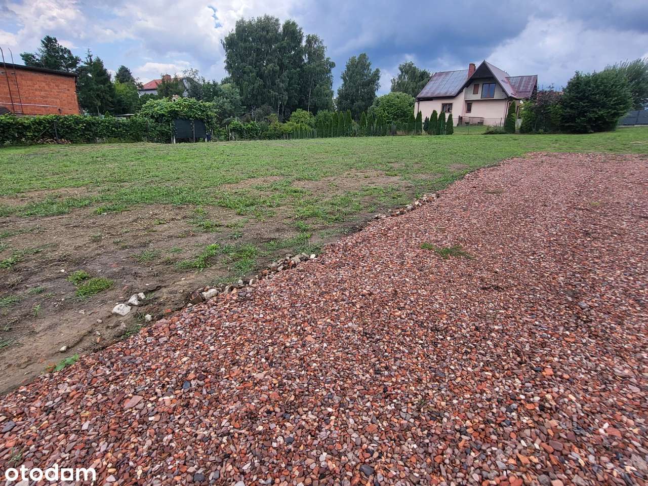 Działka 940 m² w centrum z mediami w dzielnicy domów jednorodzinnych-2