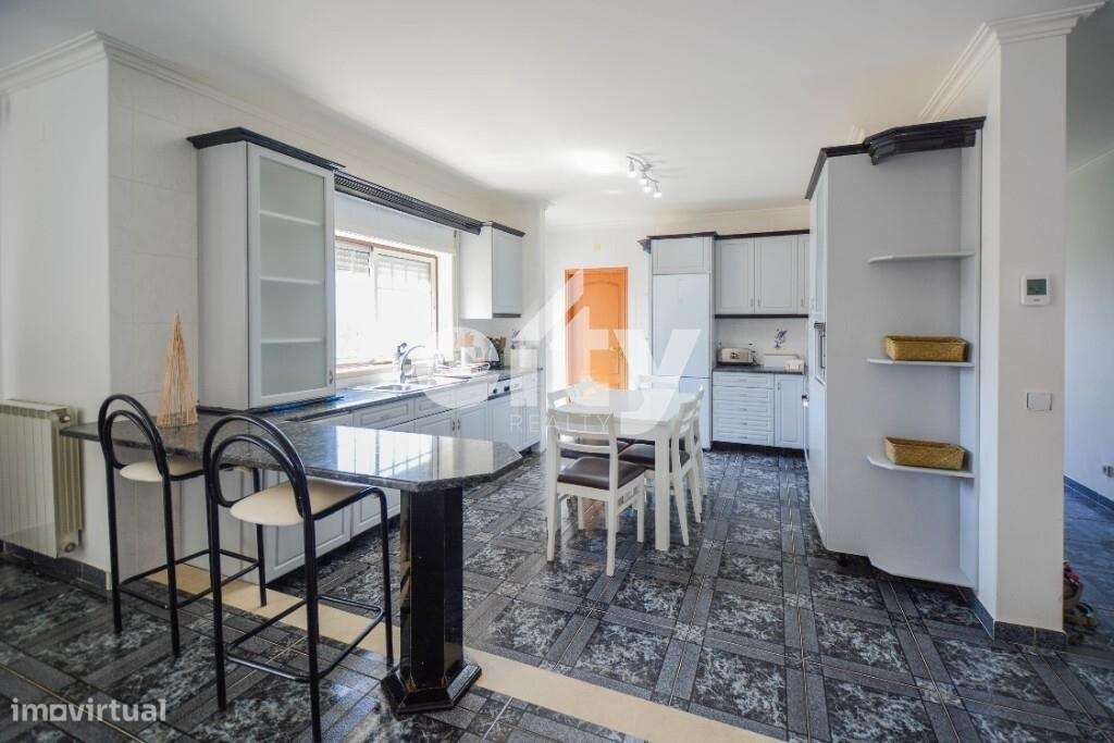 MORADIA T4  COM GARAGEM, LOTE -700 m2, ÁREA DE CONSTRUÇÃO 363 m2-5