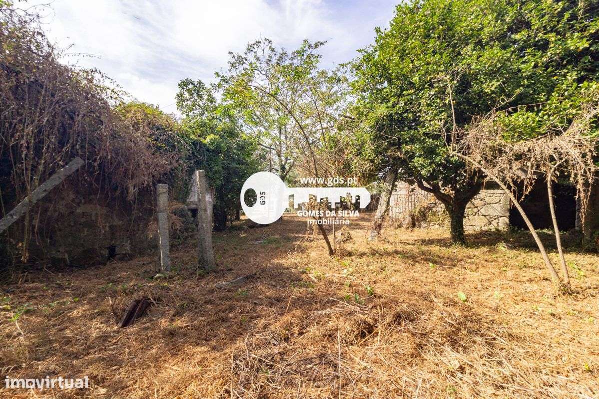 Ruínas em Esporões com terreno de 6.611m2 em área de construção-6