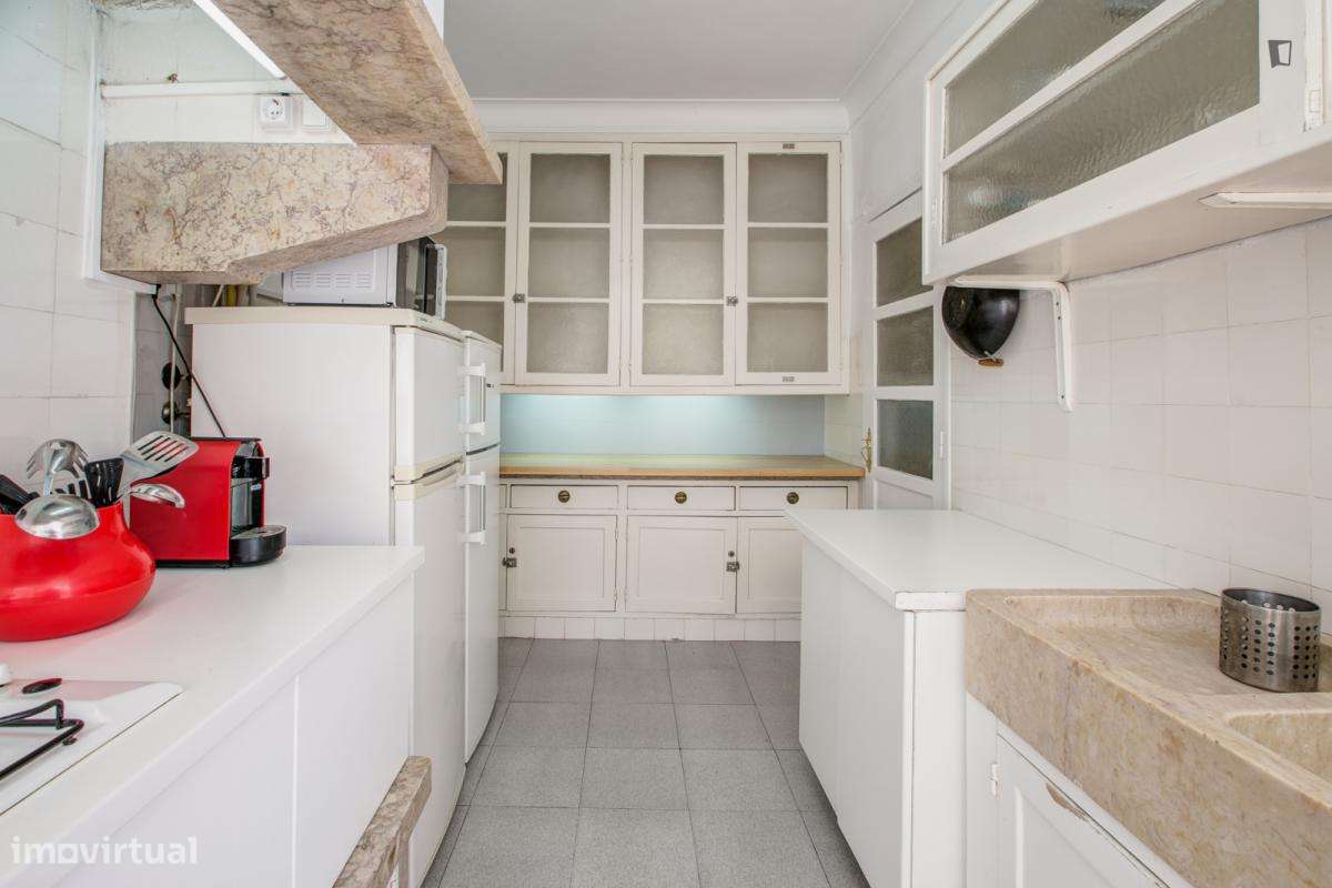 Quarto - localizado em São Sebastião Lisbon - Grande imagem: 5/13