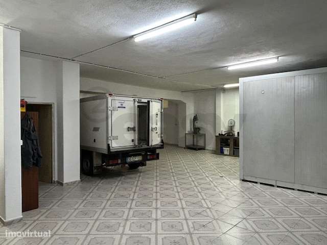 Armazém/Estacionamento Fechado – 155 m² – Tapada das Mercês - Grande imagem: 4/8