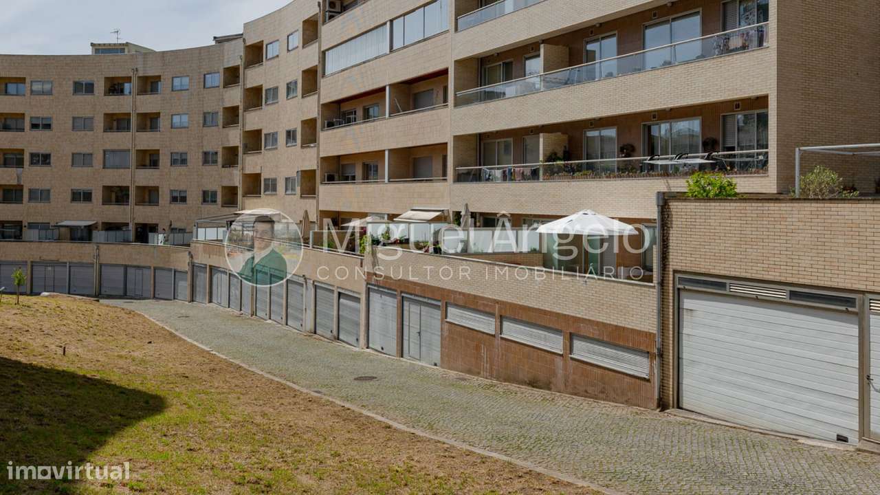 T3 em excelente estado com box e varandas - Urbanização dos Germanos-22