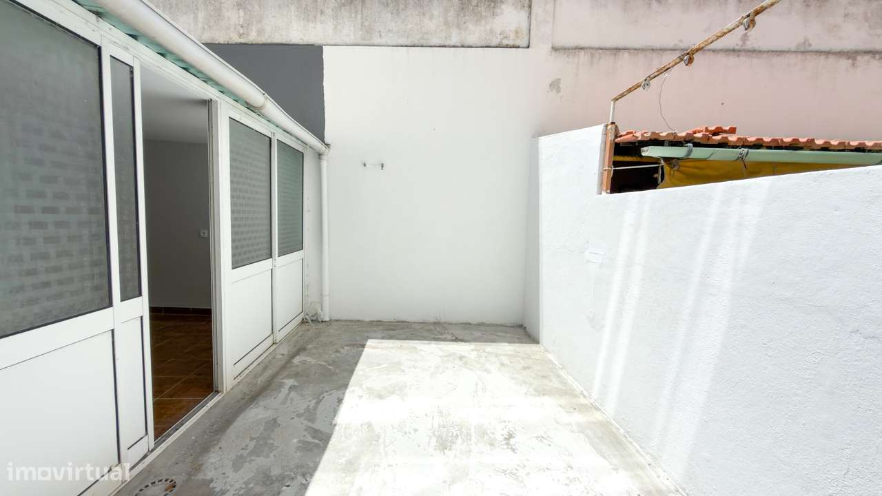 T2+1 renovado com área exterior no Feijó-13