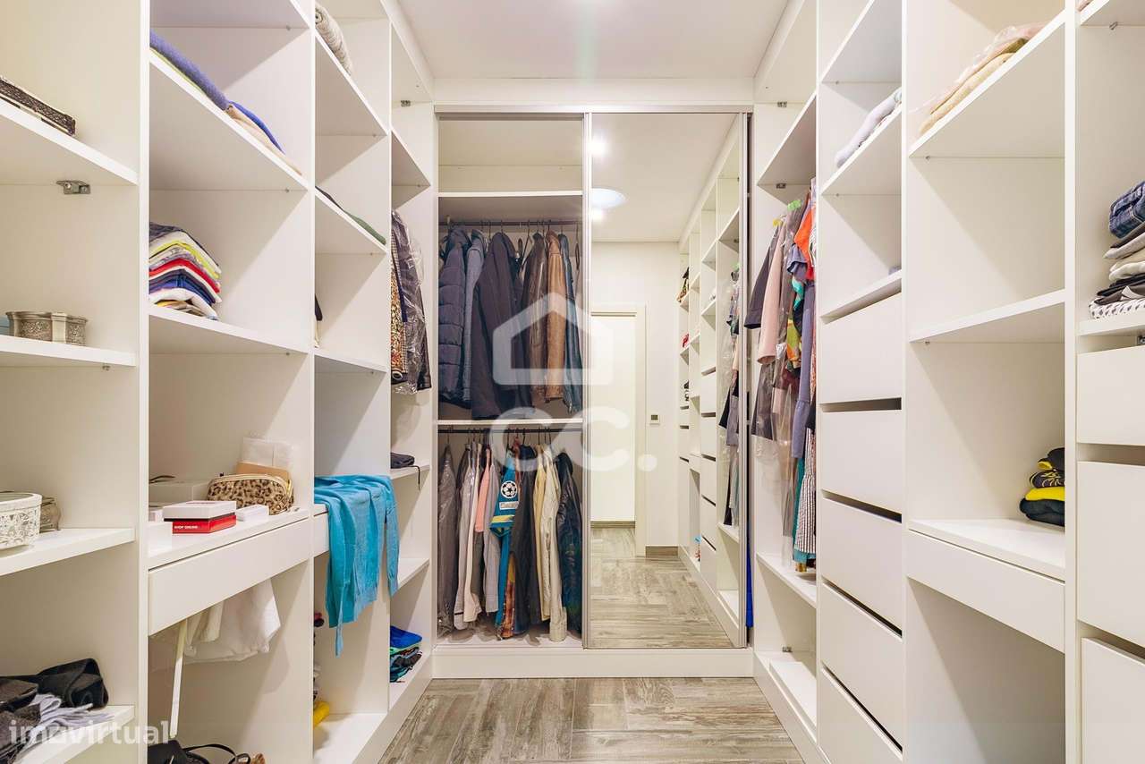 Moradia Térrea de Luxo com Cave | Conforto, Eficiência e Espaço Exteri-31