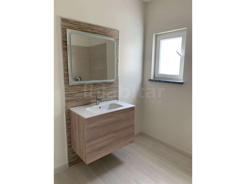 Moradia NOVA com Garagem e Piscina-7