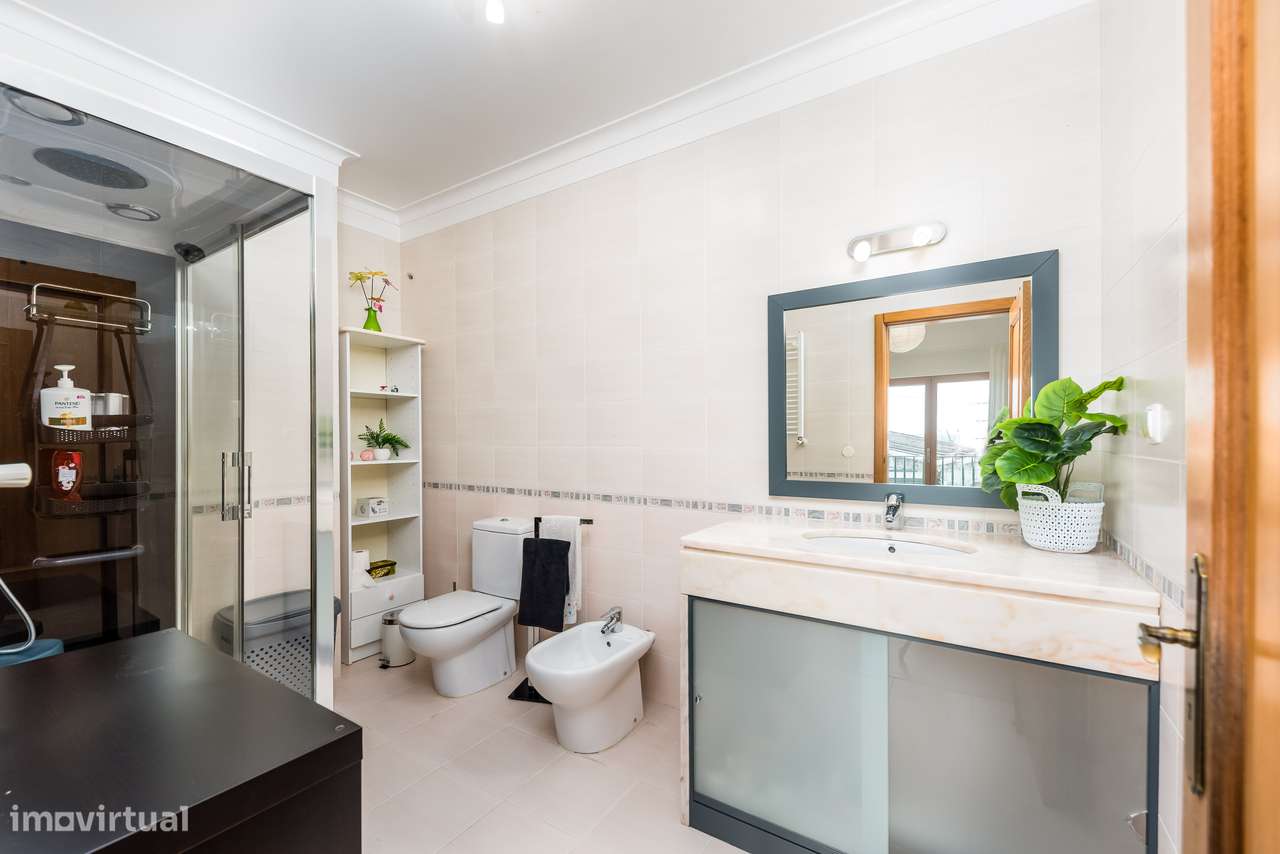 Moradia Isolada com 5 quartos| 2 Suite | Garagem e Sótão | 5m Metro-26