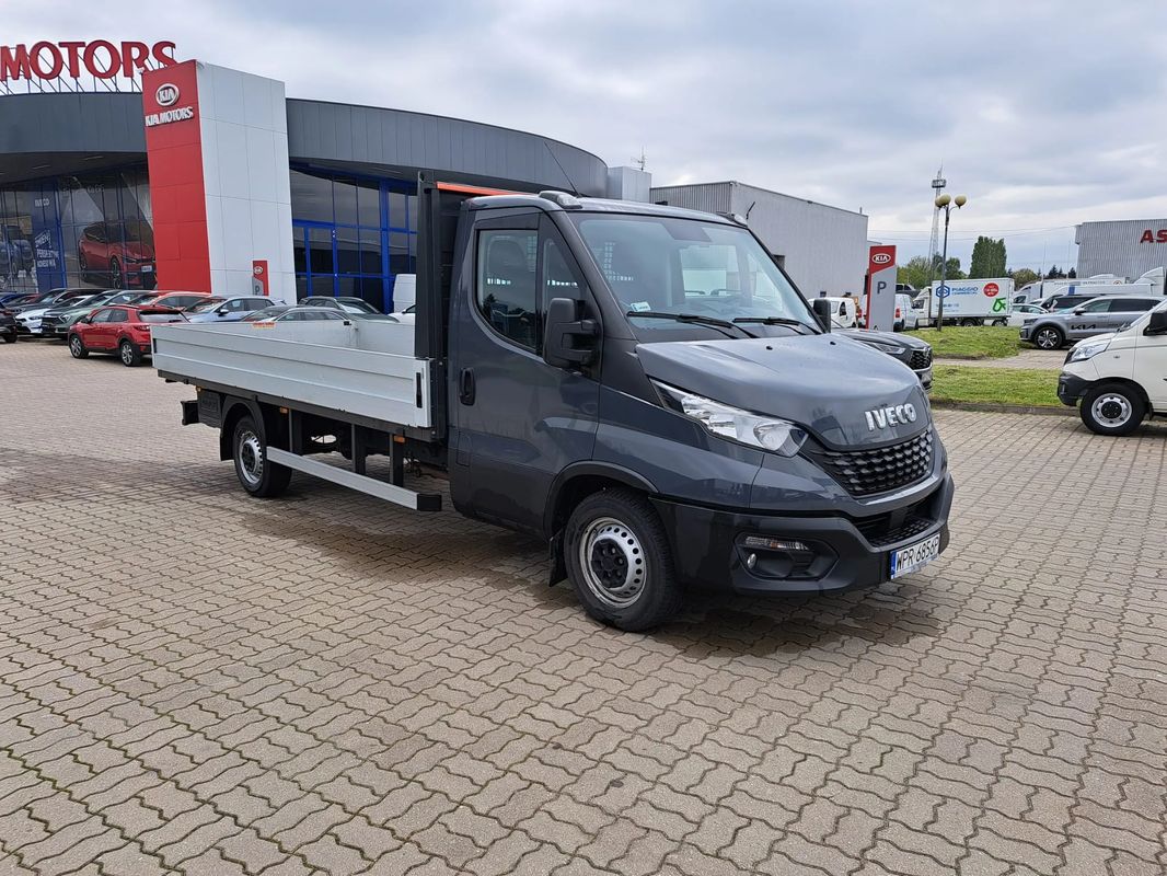 Iveco 35S18 Skrzynia Otwarta Krajowy Super Stan ! Silnik 3,0 180 KM Hak ! 4100 Rozstaw osi Dealer Iveco Super cena 139 000 netto , tylko 20 000 km !!!