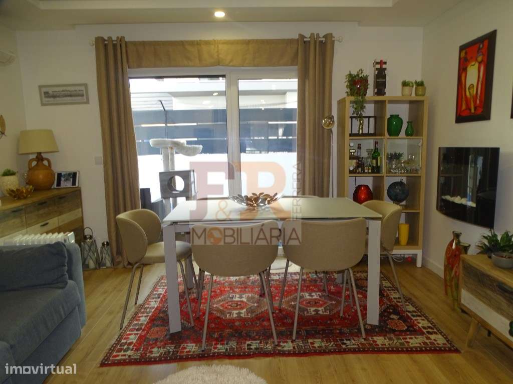 Semi-Nova Geminada Duplex T3 com Piscina Fernão Ferro-16