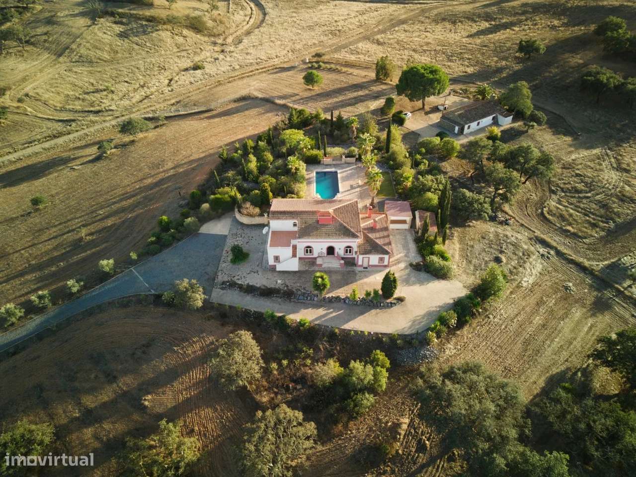 Casa senhorial privada com piscina em mais de 5 hectares.-1
