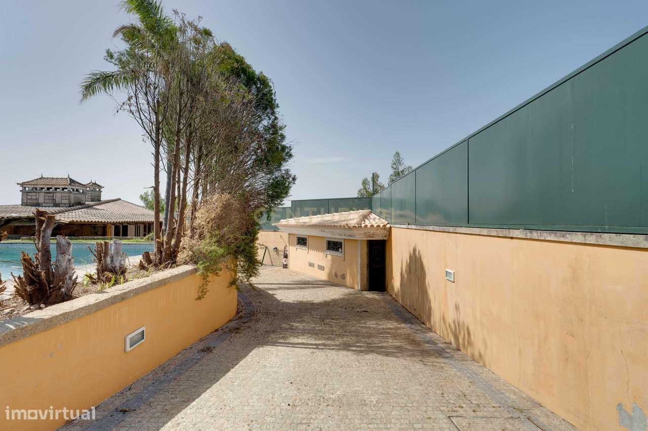 Encantadora Moradia de 4 Frentes-11