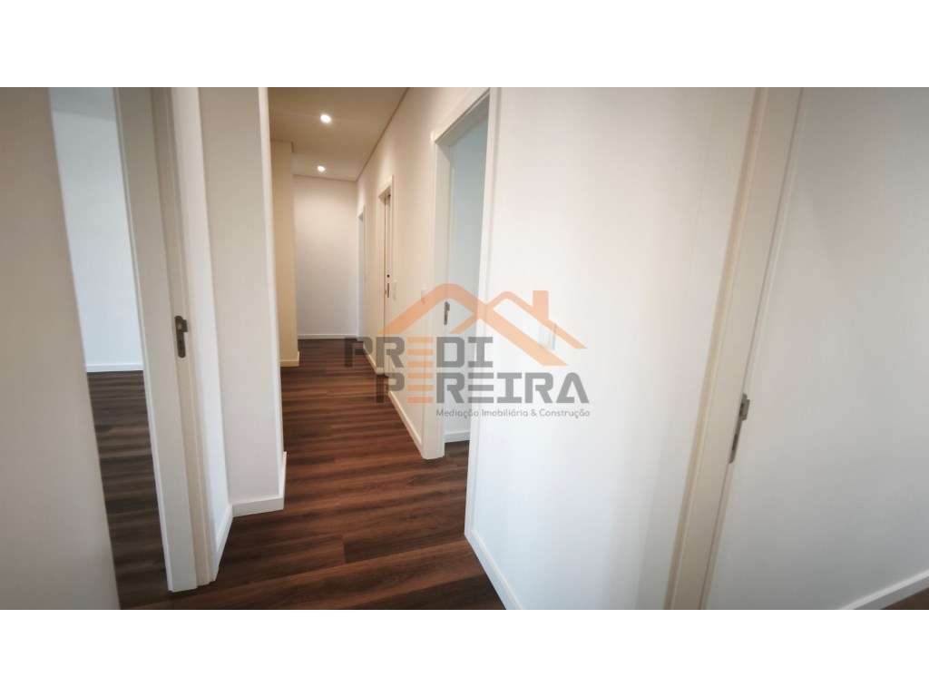 Situado em Caneças, apartamento T4 com duas suites, uma box e um pa...-21