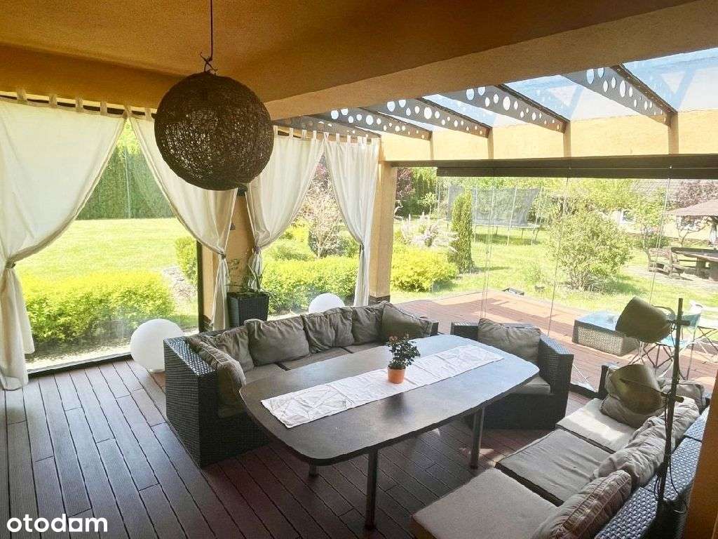 Sześciopokojowy dom z trzema garażami i wiatą-7