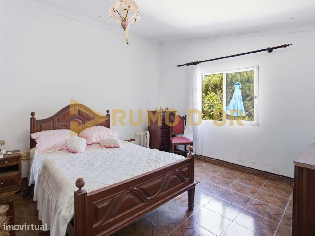 Quinta com 3 moradias e 3 garagens em Abrigada-11