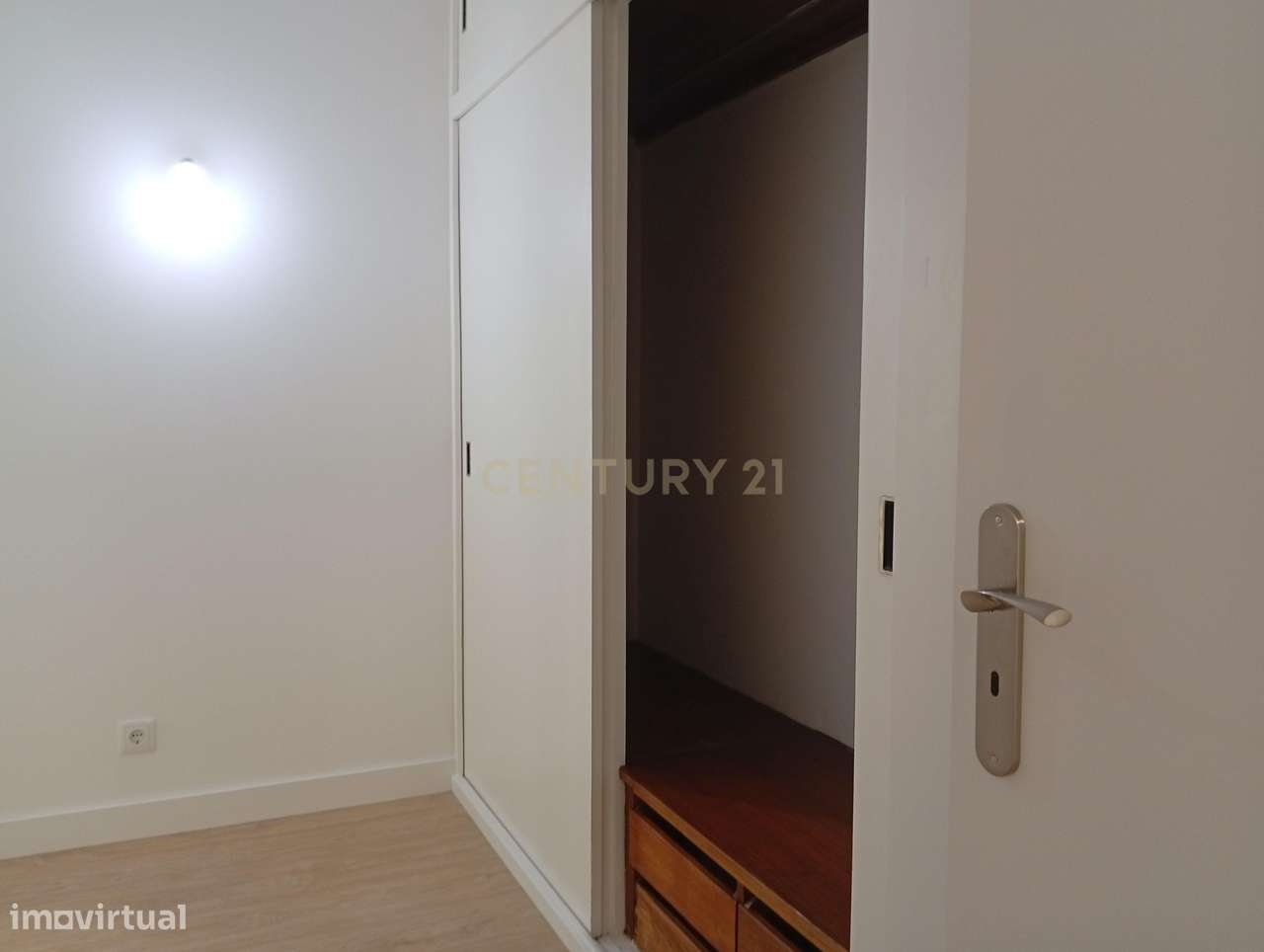 Apartamento T2 completamente remodelado na prestigiada e tranquila zon-6