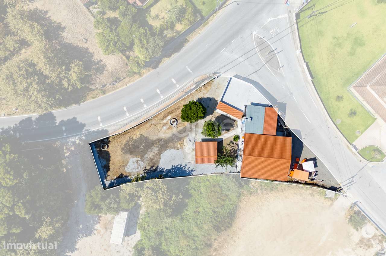 Moradia Individual T3 Renovada com Comércio, em Vilela, Póvoa Lanho... - Grande imagem: 3/47