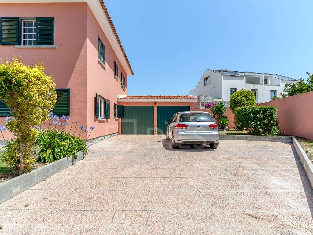 Moradia T8 isolada, com jardim e piscina no centro da Parede-46
