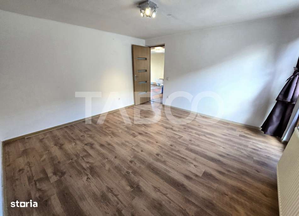 Casa de vanzare cu 6 camere 2 parcari curte libera 200 mp in Selimbar - Imagine principală: 5/19