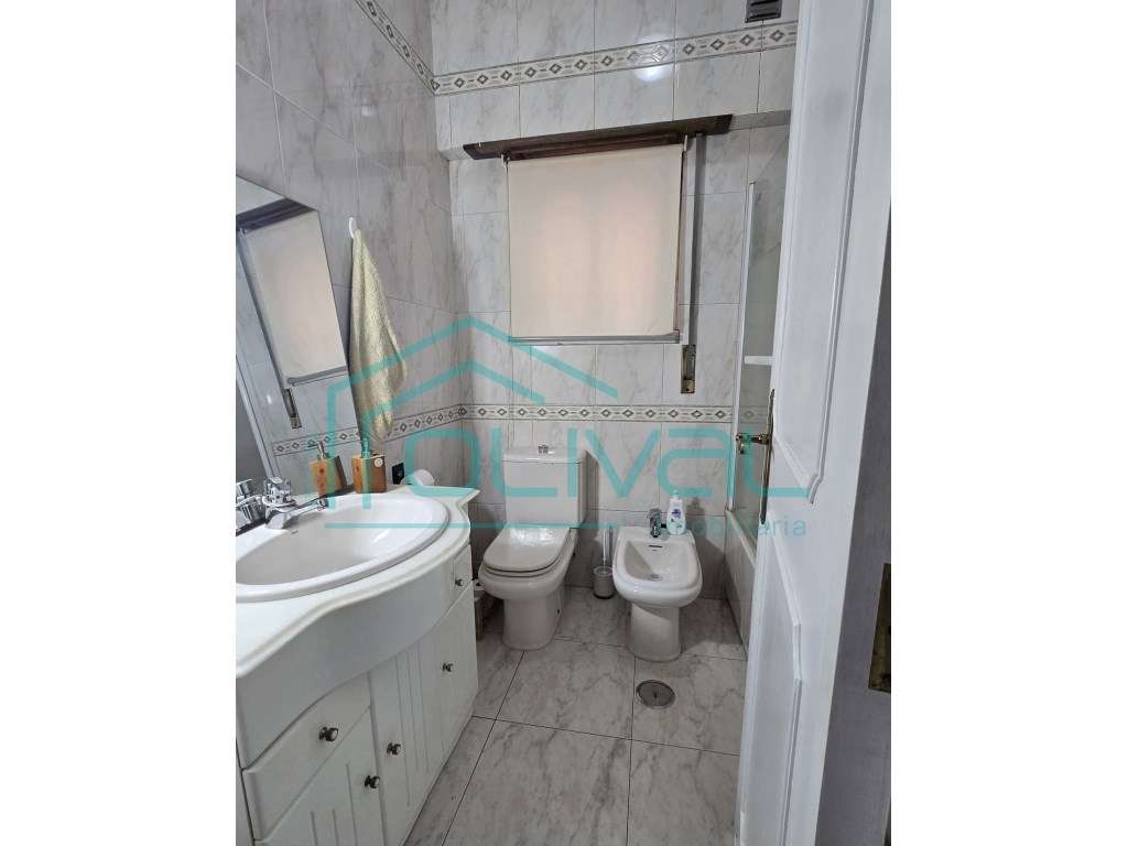 Apartamento T4 com terraço e arrecadação-16