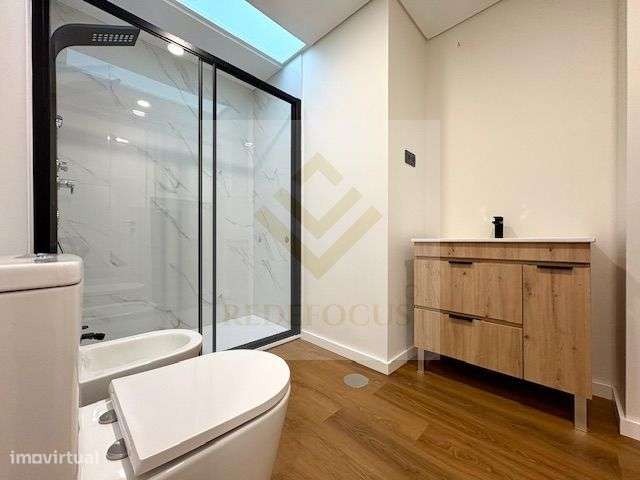 Moradia T4 de Luxo com Piscina e Jardim em Esmoriz-28