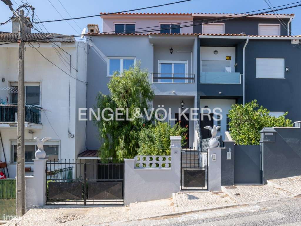 Moradia T4+3 remodelada na Charneca da Caparica-39