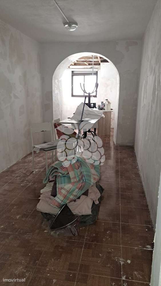 Apartamento cave de 62 m² na Penha de França com um pátio privado de 9-5