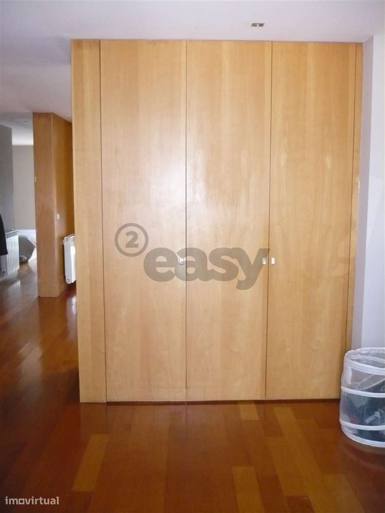 MORADIA EM BANDA T4 COM JARDIM-17