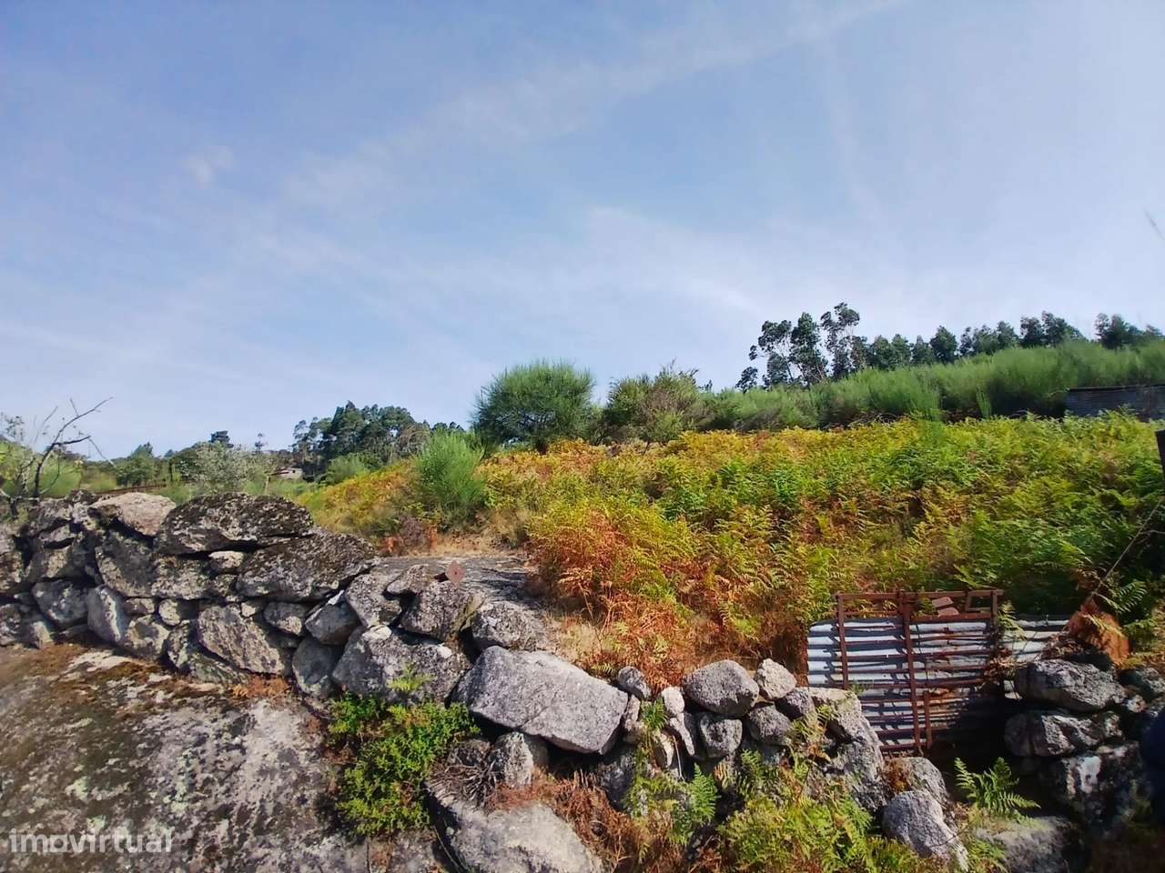 Terreno rústico com casa em pedra para recuperar – Soajo, Arcos de Val-35