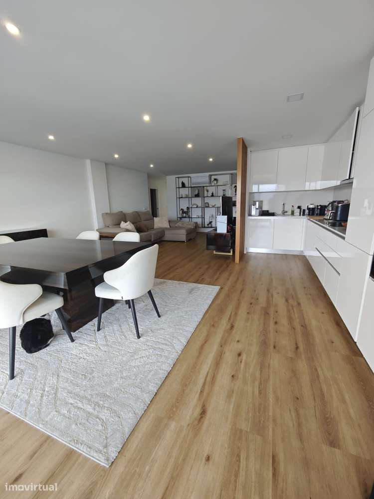 T3 novo com varanda, ar condicionado e vista cidade - Grande imagem: 2/16