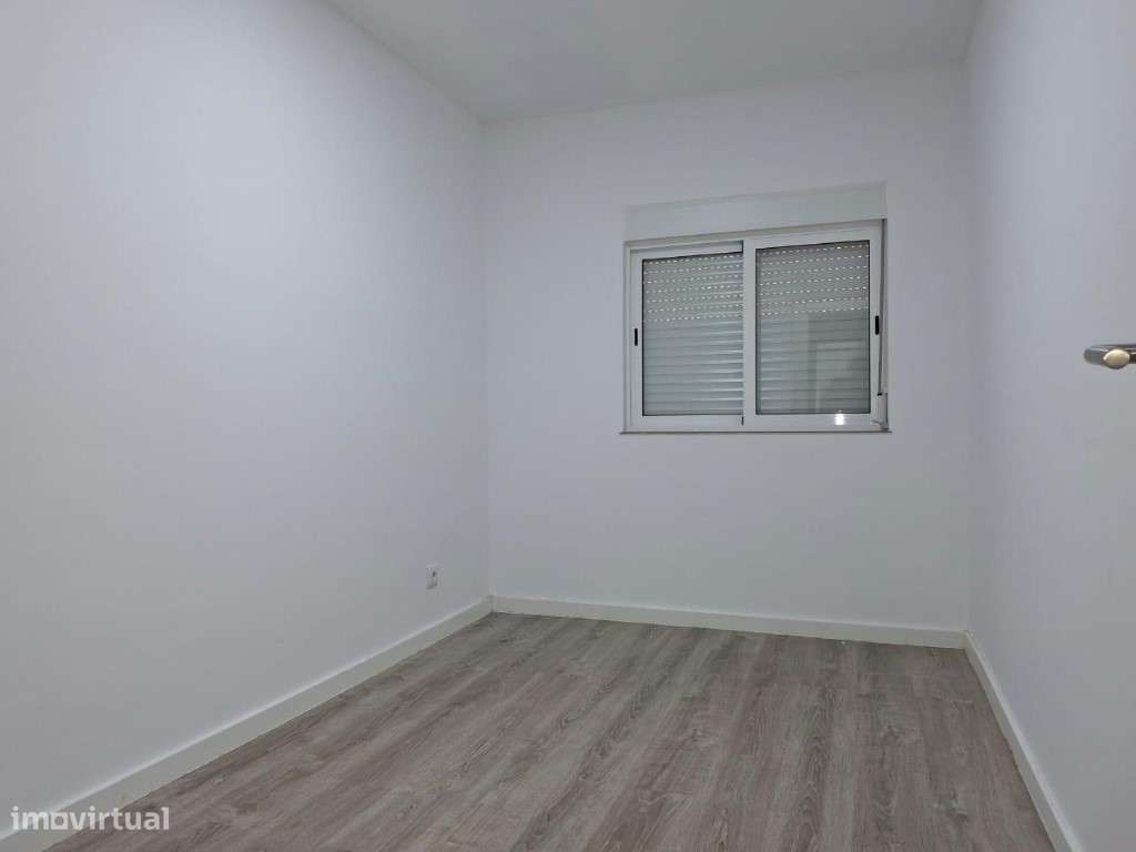 APARTAMENTO T1+1 NA RUA 26 DE JANEIRO - BAIXA DA BANHEIRA-8