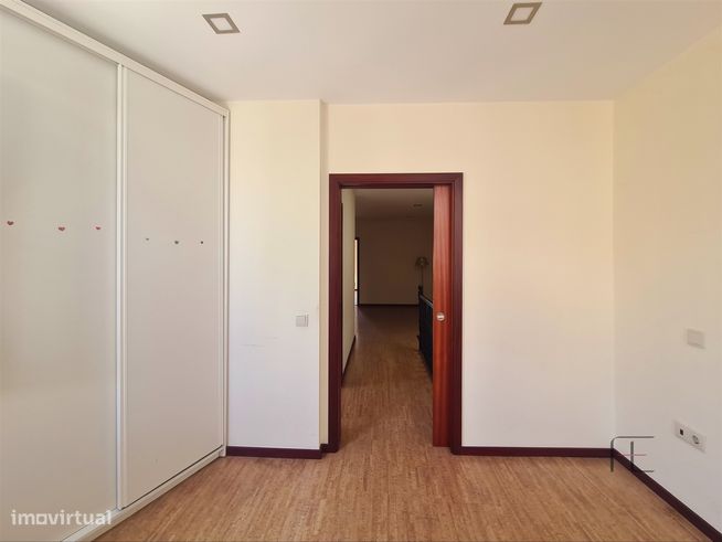 Casa de dois pisos com quintal, Junto Av. Fernão de Magalhães, Porto-11
