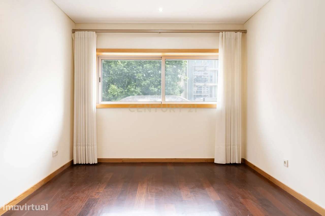 Apartamento T3 com varanda e estacionamento - Rua Duque de Terceira-4