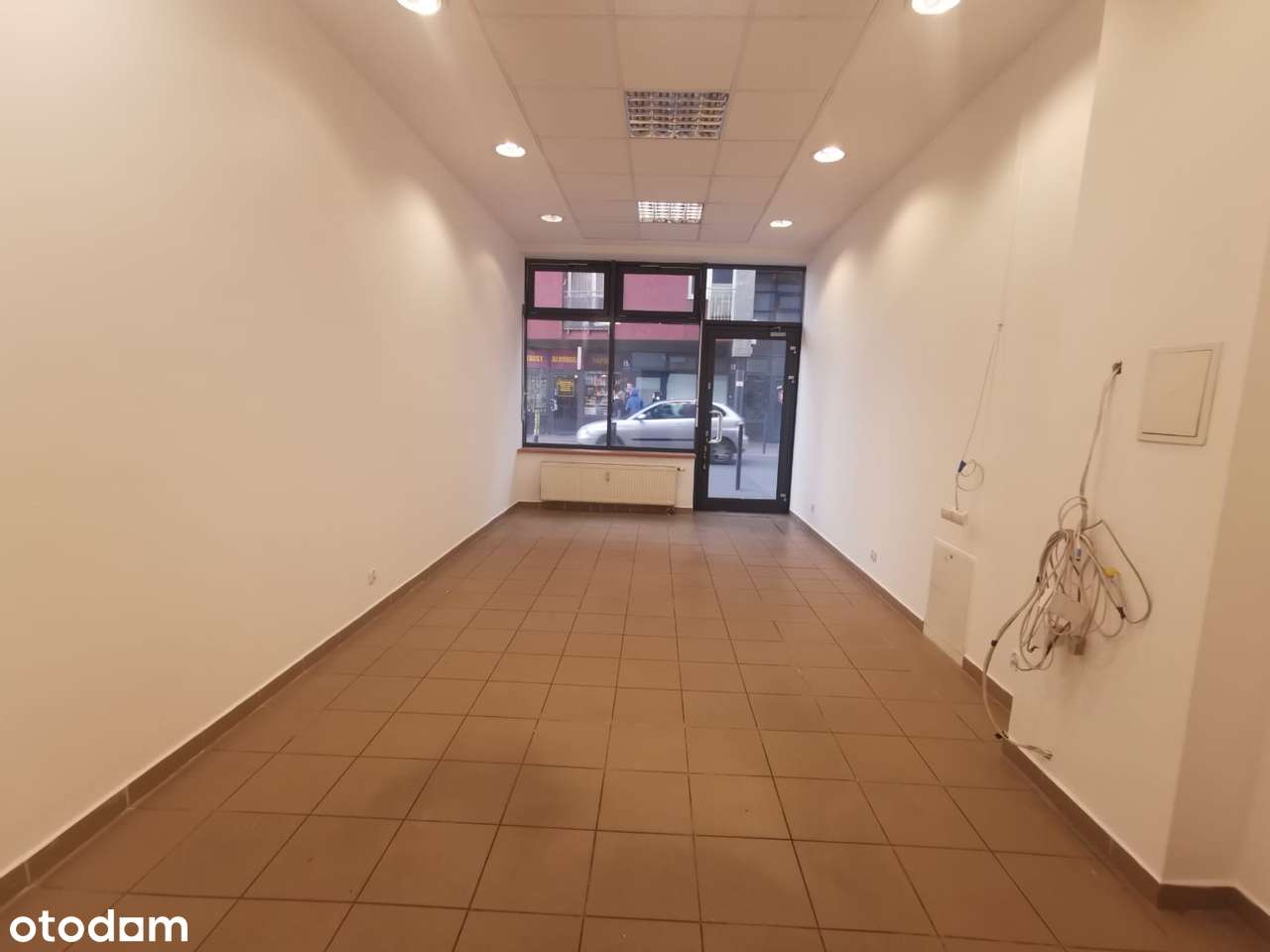 Lokal z dużą witryną wysoki - Centrum Wyszyńskiego z najemcą - ROI 7%-4