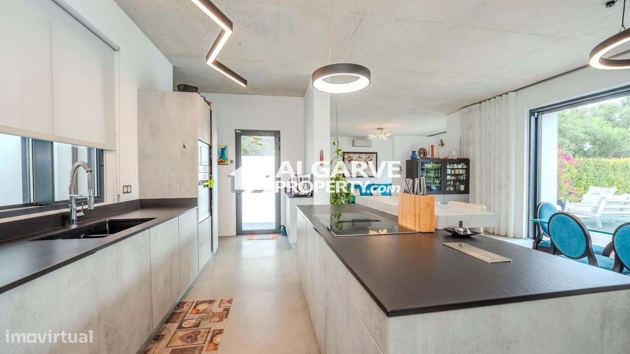 Moderna Moradia T4 com Piscina e Jardim em Almancil-26