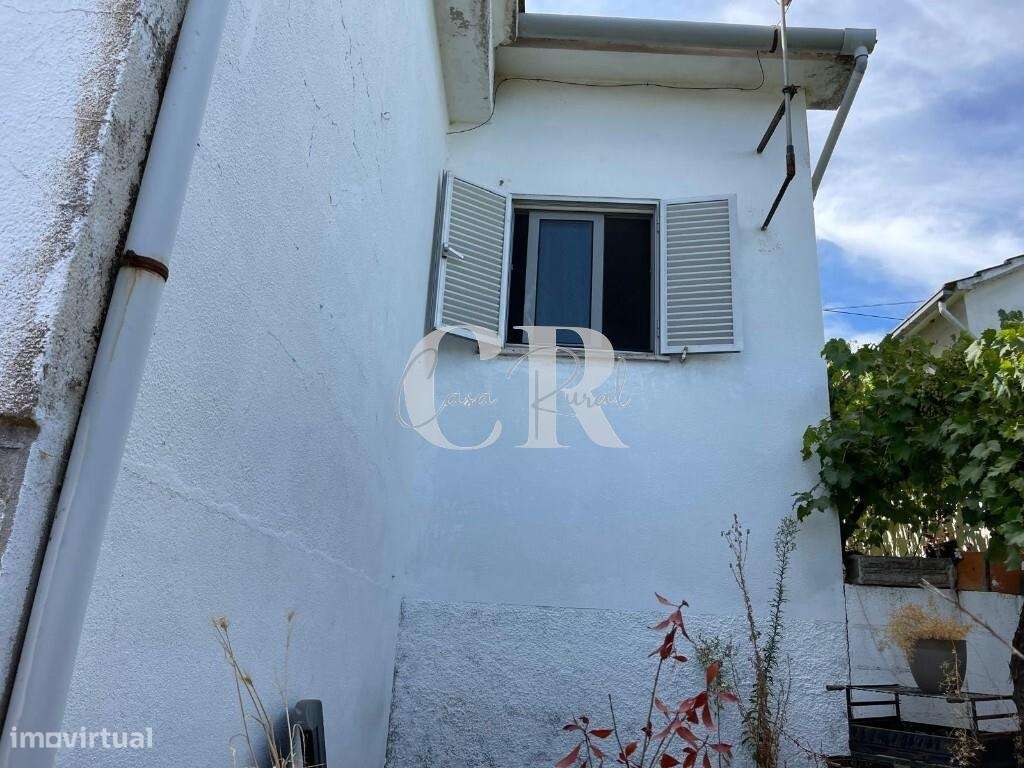 Moradia Térrea Isolada de 2 Quartos com Jardim, Anexos e Garagem, entr-24