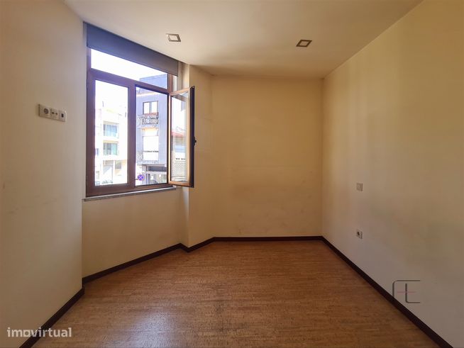 Casa de dois pisos com quintal, Junto Av. Fernão de Magalhães, Porto-15