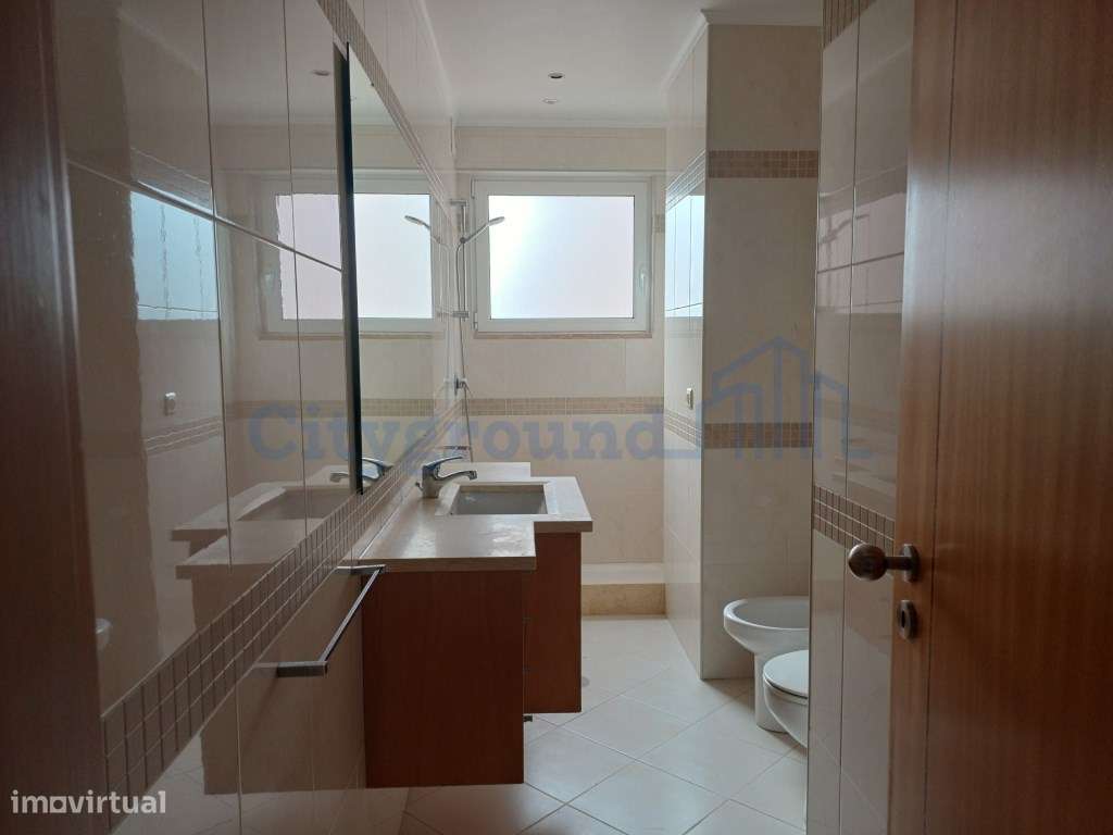 Excelente prédio renovado, de 10 fracções, em Benfica-10