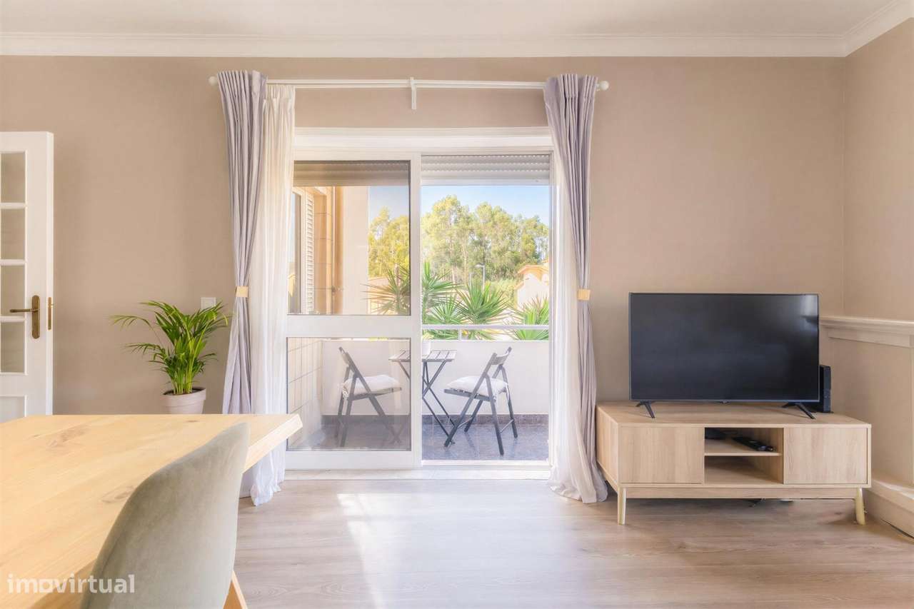 Apartamento T2 com Varanda — Excelente Localização junto ao Metro-5