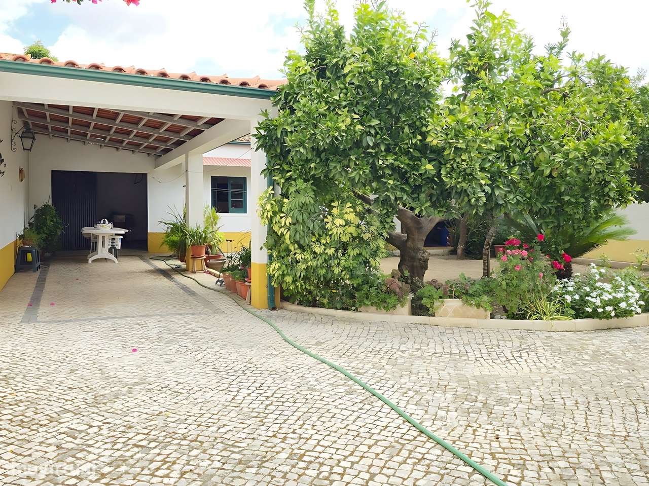 Moradia T3 Térrea Isolada com Jardim, Garagem e Churrasqueira | a 5 Mi-9